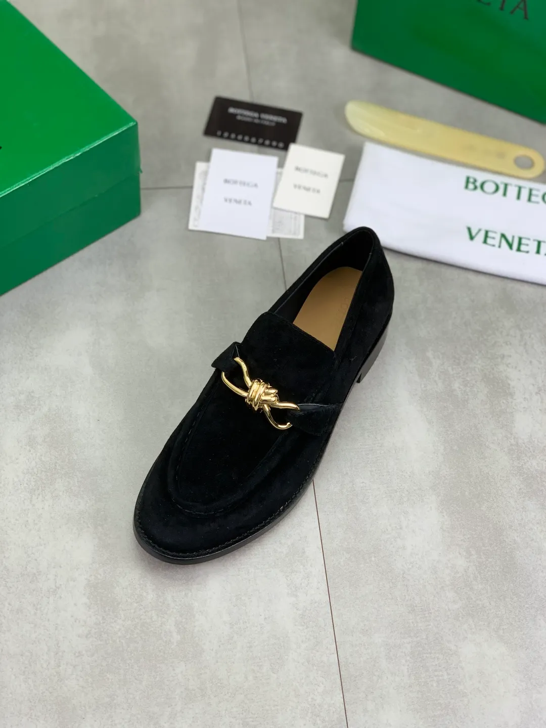 Men's shoes 💰P820 [New model] (genuine leather outsole) water-dyed cow lining 💰High-quality business couple leather shoes 💎💎💎 BOTTEGA VENETA official website synchronizes the latest top version of BV in the market, accept material comparison, shoe type comparison, process comparison, practical and textured, versatile and suitable for any occasion, the more you look at it, the more flavorful it becomes. Purely hand-knitted craftsmanship - Upper material, calfskin imported from Italy 🇮🇹 - High-quality water-dyed cowhide lining - Original private model customized leather outsole -Size: Female 35-39 (40 ordered) Male 39-44 (38 45 can be customized) Color: Multiple colors available